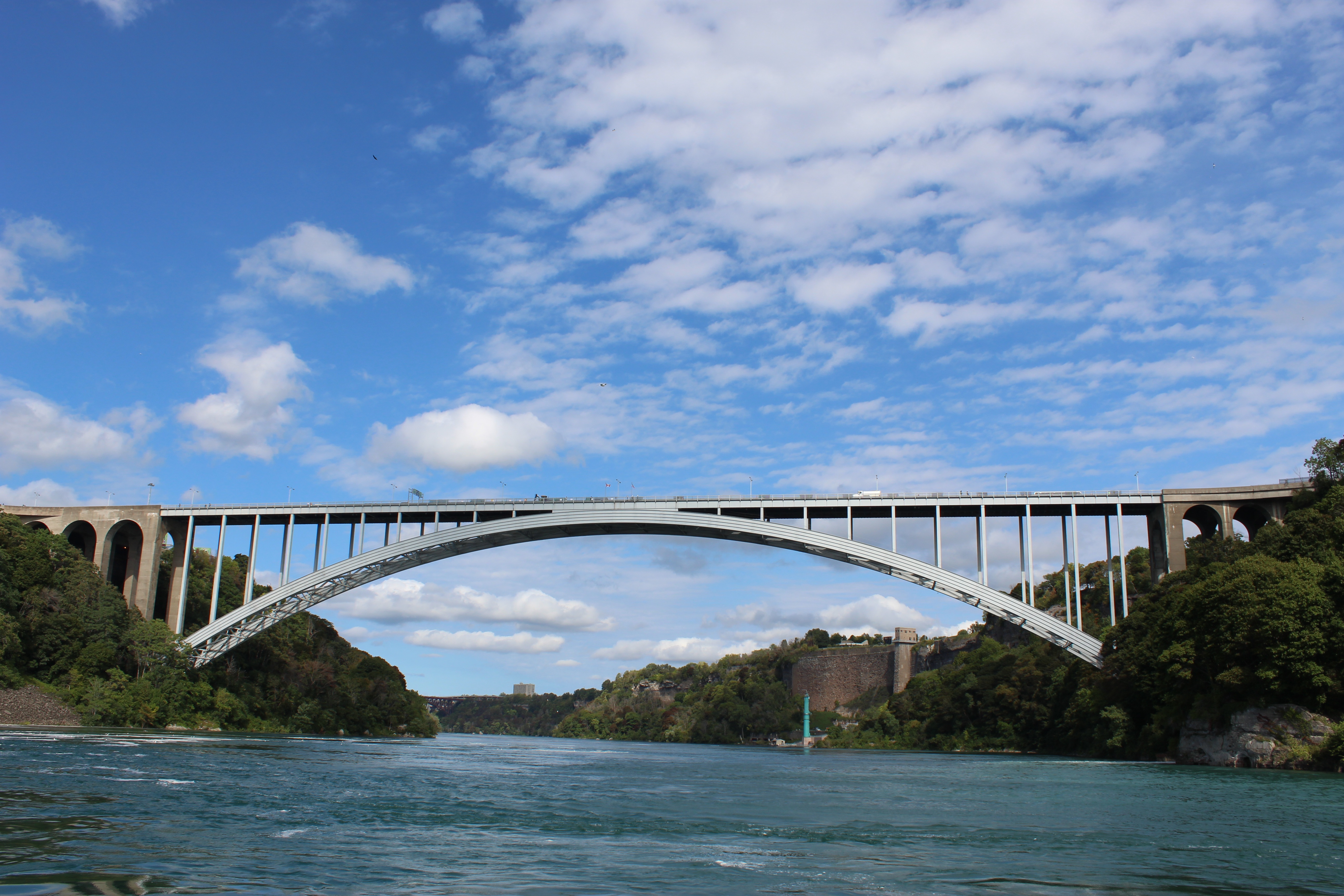 Над мостом. Мост Лагуна Гарсон, Мальдонадо, Уругвай. Мост Ройал-Гордж. Мост над рекой Колумбия Вашингтон. Мост через реку Ниагару в Нью-Йорке..