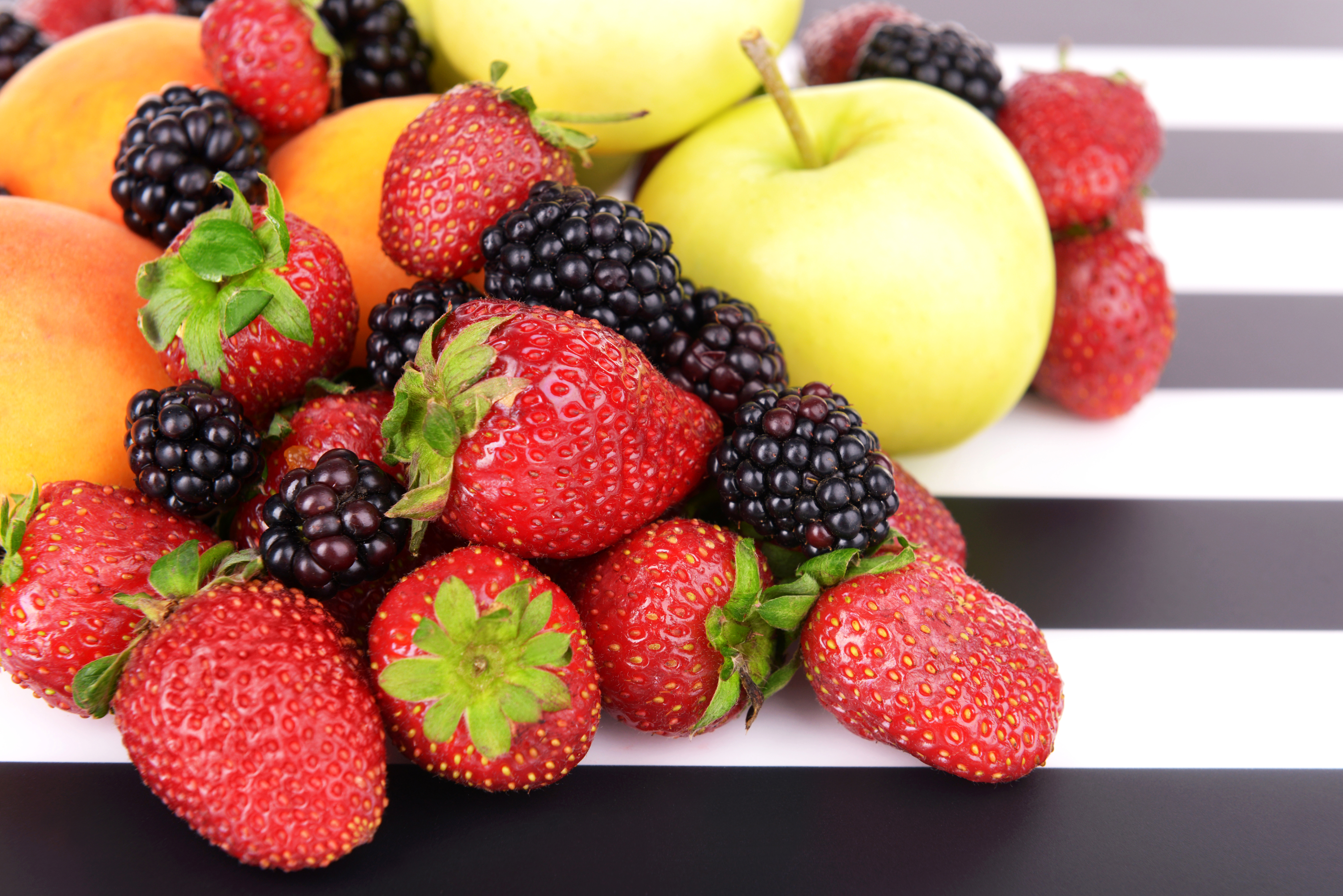 Сочные и вкусные ягоды это. Фрукты и ягоды. Красивые ягоды. Фрукты на s. Красивые фрукты.