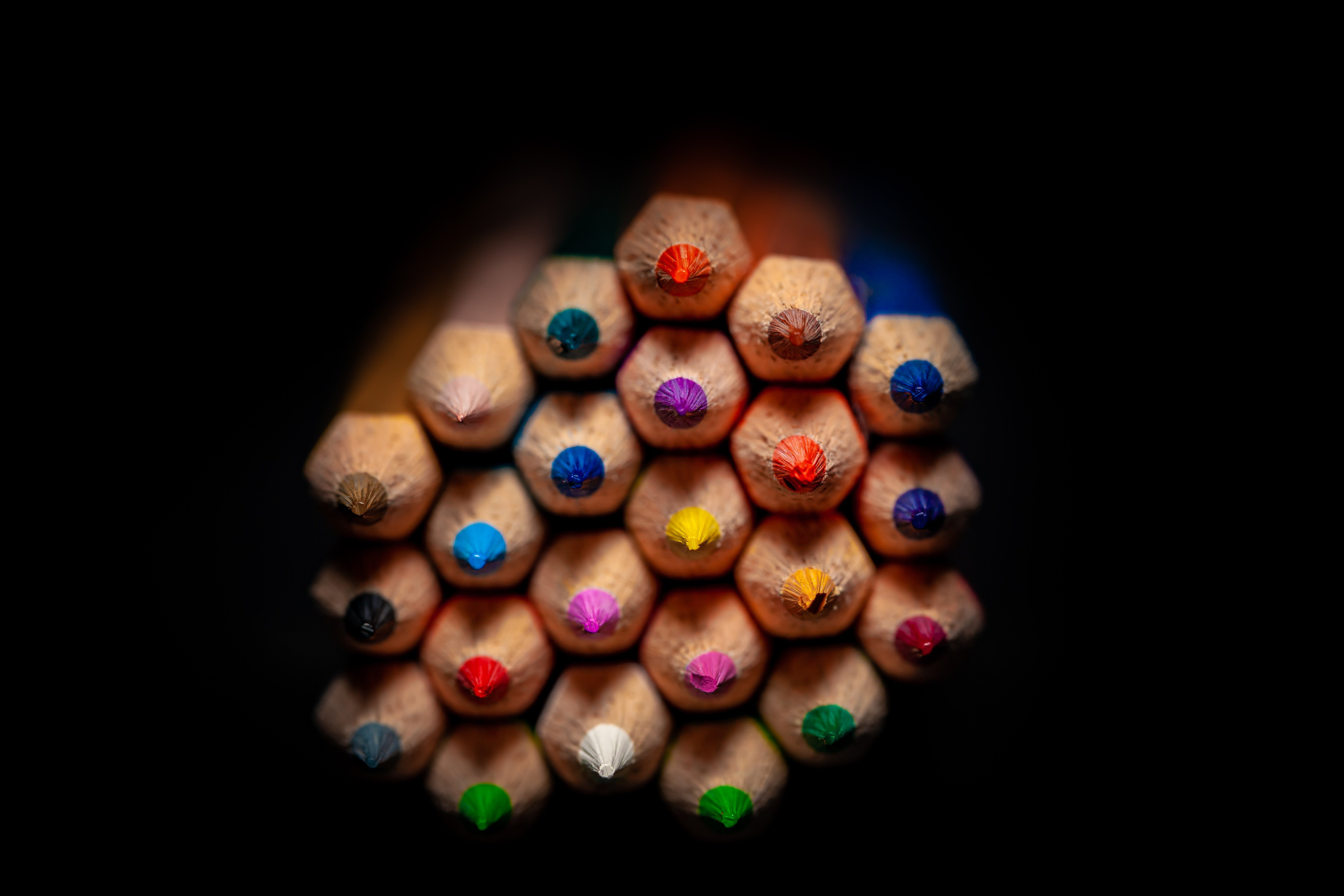 Фото Карандаши Разноцветные Много вблизи на черном фоне 5616x3744 карандаш карандаша карандашей Черный фон Крупным планом
