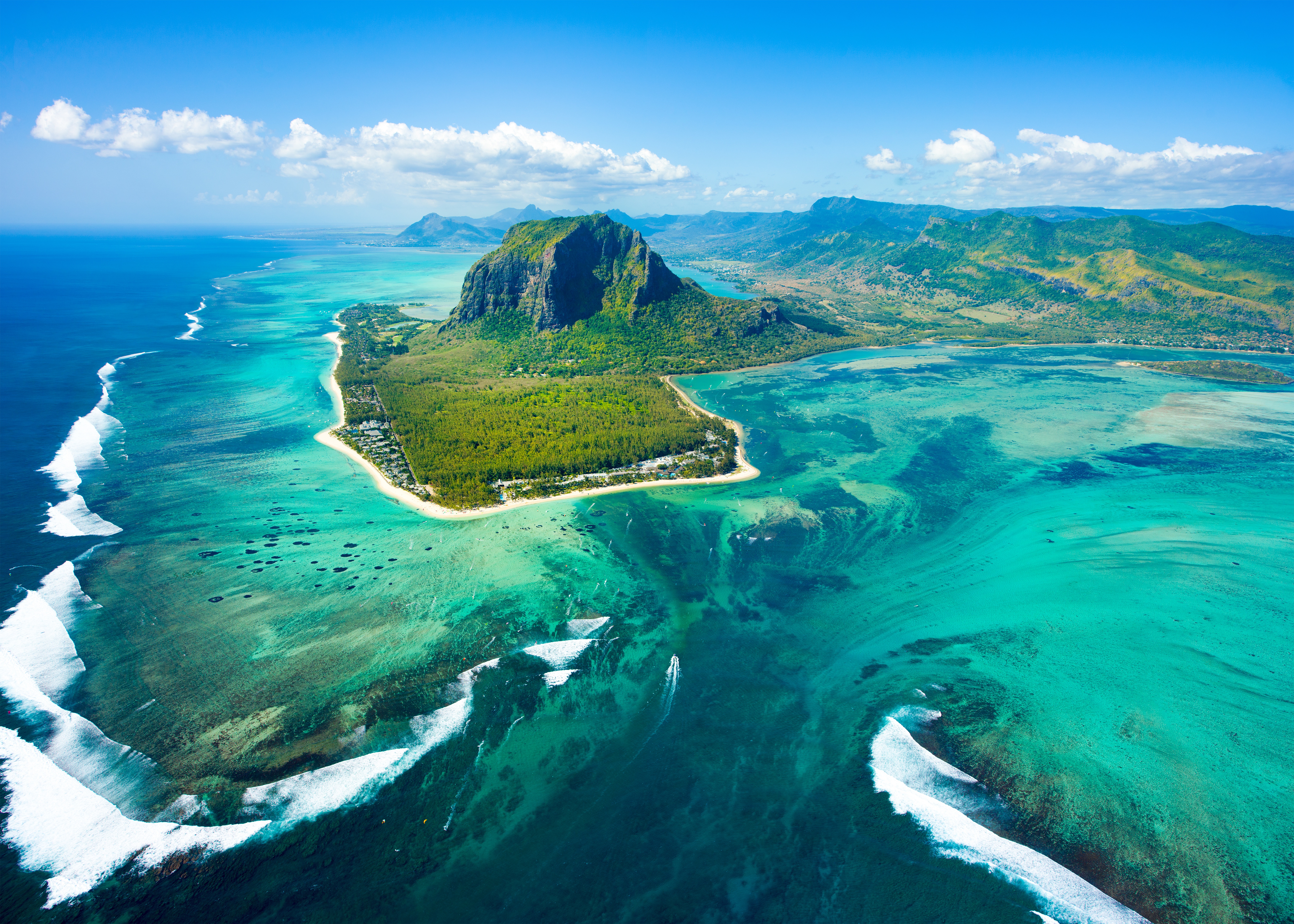 Какой остров в океане есть. Леморн Брабант Маврикий. Подводный водопад Ле-Морн-Брабан, Маврикий. Ле-Морн-Брабан, остров Маврикий. Леморн Брабант гора.
