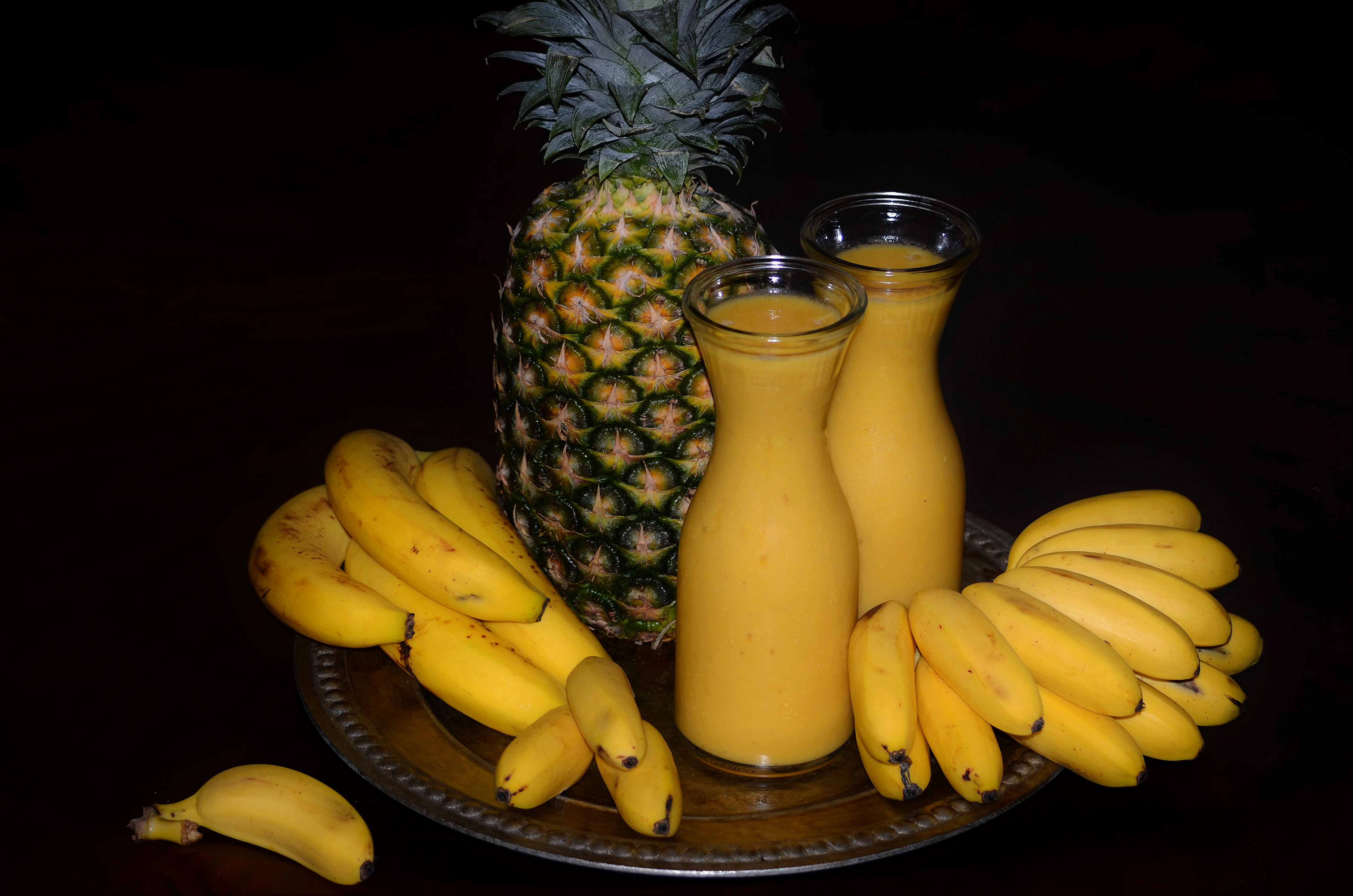 Бананово фруктовый. Сок ананас. Сок ананас-Бананас. Ананас и банан это фрукты. Ананас на столе.