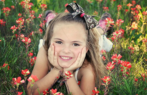 Фотографии девочка улыбается ребёнок лица бант 600x388 Девочки Улыбка Дети Лицо Бантик бантики
