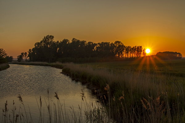 Фотографии Лучи света Германия Bernsdorf Солнце Природа рассвет и закат Реки 600x400 солнца Рассветы и закаты река речка
