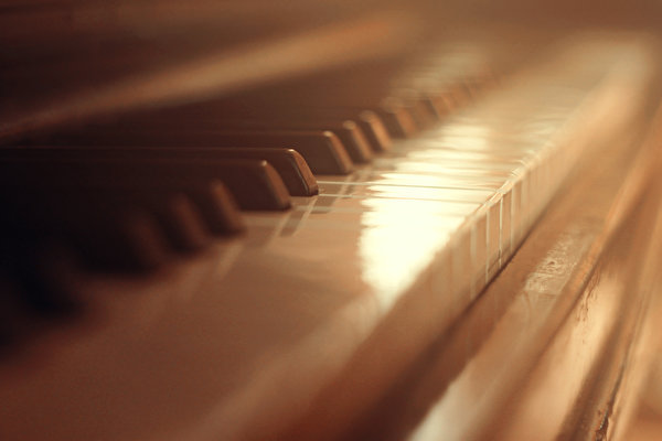 Фотография фортепиано вблизи 600x400 Пианино пианина Крупным планом