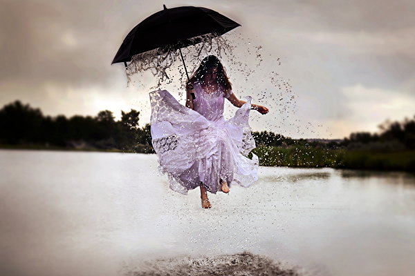 Фотография девушка Брызги капель Креатив прыгать зонтик платья 600x400 Девушки молодая женщина молодые женщины Капли капля Прыжок прыгает в прыжке капельки с брызгами креативные оригинальные Зонт зонтом Платье