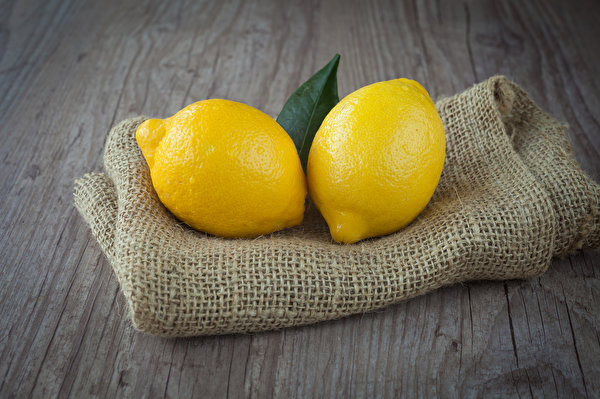Фото 2 Лимоны Продукты питания Цитрусовые 600x399 два две Двое вдвоем Еда Пища