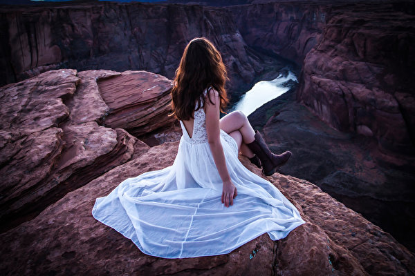 Фотографии River Throne скале молодая женщина Сидит Платье 600x400 Утес Скала скалы девушка Девушки молодые женщины сидя сидящие платья