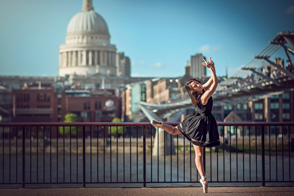 Фото Лондон балета Eponine Bougot молодая женщина Забор платья 600x400 лондоне Балет балете девушка Девушки молодые женщины ограда забора забором Платье