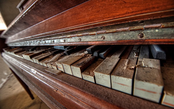 Обои для рабочего стола Пианино старая вблизи Музыкальные инструменты 600x375 пианина фортепиано Старый старые Крупным планом