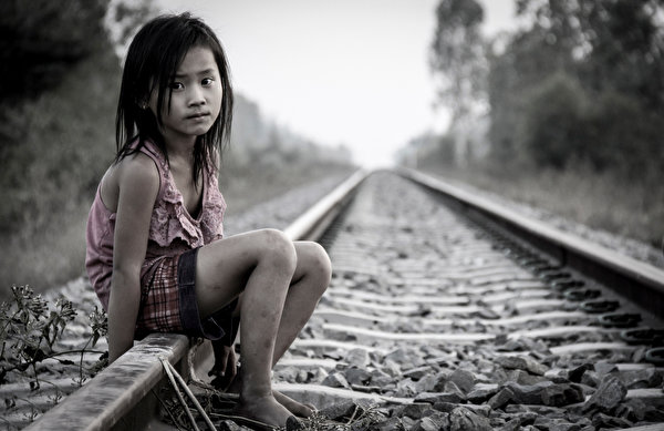 Картинка девочка Рельсы Дети Сидит Железные дороги 600x389 Девочки рельсах ребёнок сидя сидящие