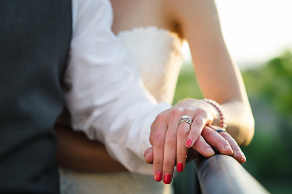 Фото обручальных колец на руках жениха и невесты
