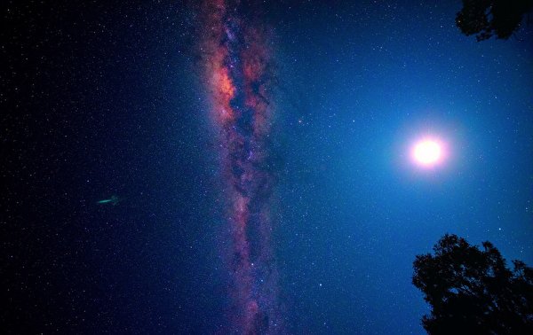 Картинка Звезды Млечный Путь Космос Небо Луна Ночные 600x378 луны луной Ночь ночью в ночи
