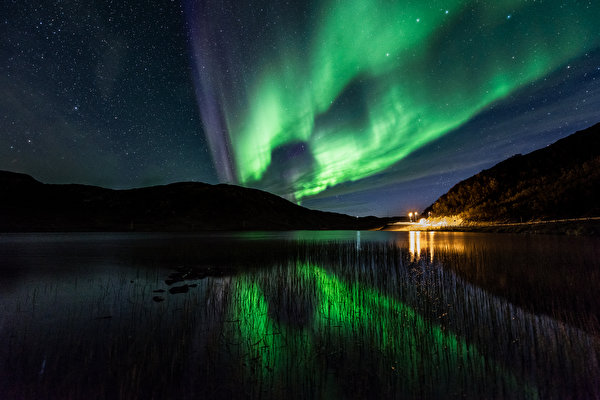 Фотография северное сияние гора Природа Небо ночью 600x400 Полярное сияние Горы Ночь в ночи Ночные