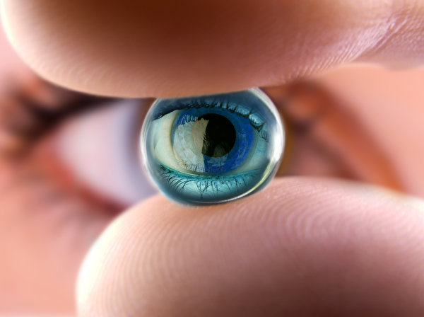 Картинка Глаза ocular lens Макро рука вблизи 600x448 Макросъёмка Руки Крупным планом