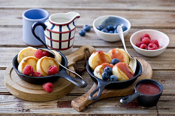 Pancake_Raspberry_Blueberries_Powidl_Wood_planks_522357_600x399.jpg