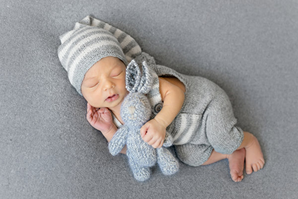 Фотография Зайцы Младенцы ребёнок Спит шапка игрушка 600x400 младенца младенец грудной ребёнок Дети сон спят Шапки спящий в шапке Игрушки
