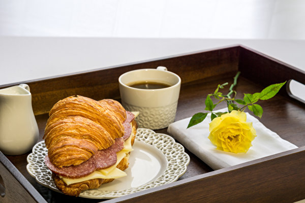 Croissant_Coffee_Sandwich_Sausage_Cheese_Roses_542428_600x400.jpg