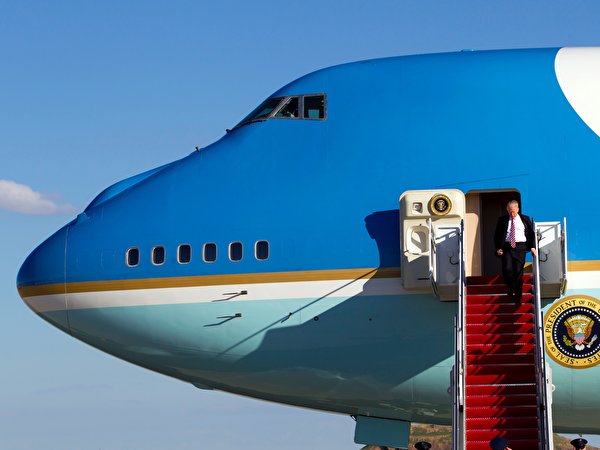 Картинки Дональд Трамп Президент Самолеты Boeing 747 Лестница Знаменитости Авиация 600x450 лестницы