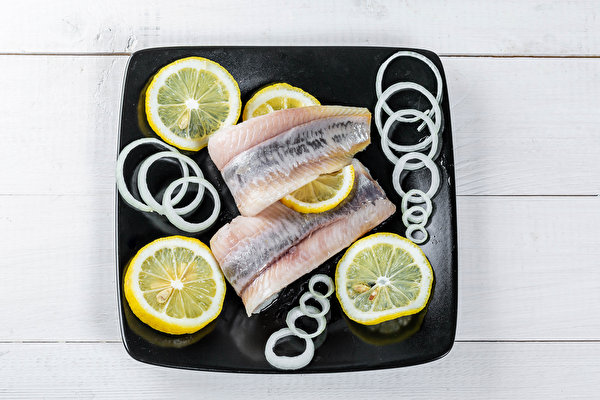 Картинки Лук репчатый Рыба Лимоны Еда тарелке 600x400 Пища Тарелка Продукты питания