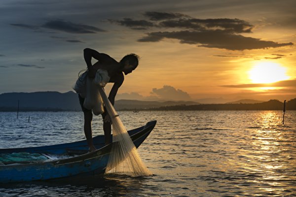 Фотография Мужчины Рыбалка Азиаты рассвет и закат Лодки 600x400 мужчина ловля рыбы азиатка азиатки Рассветы и закаты