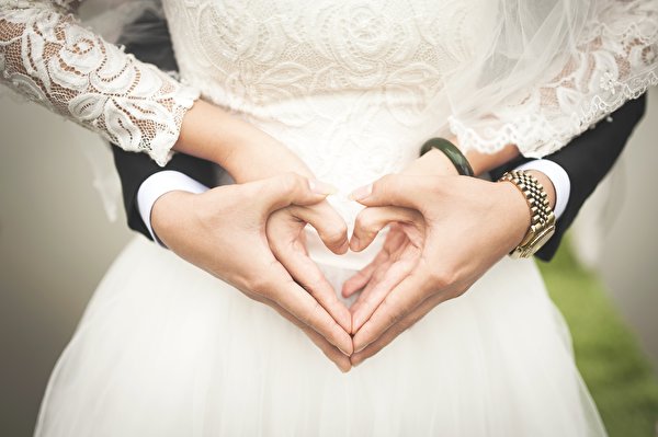 Фотографии свадебные Сердце Наручные часы рука 600x399 брак свадьбе свадьбы Свадьба серце сердца сердечко Руки