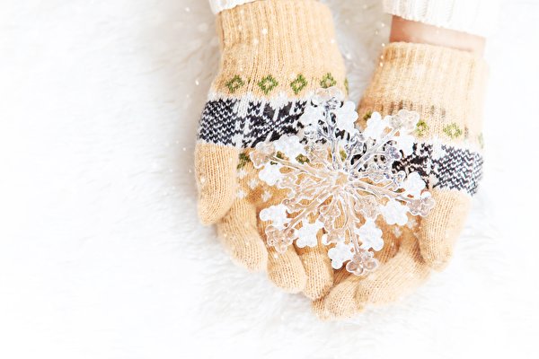 Картинки Перчатки Снежинки Руки Белый фон 600x400 перчатках снежинка рука белом фоне белым фоном