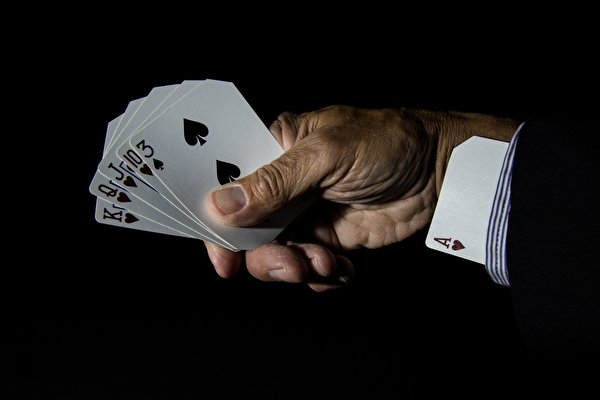 Фотографии шулер Туз Руки Карты Черный фон 600x400 рука игральные карты на черном фоне