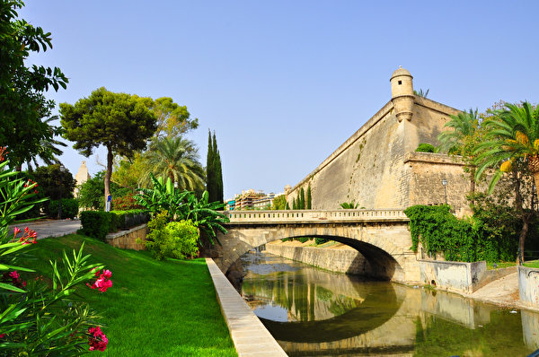 Картинка Испания Крепость Palma de Mallorca, Balearic Islands Мосты Водный канал Города 600x398 мост город