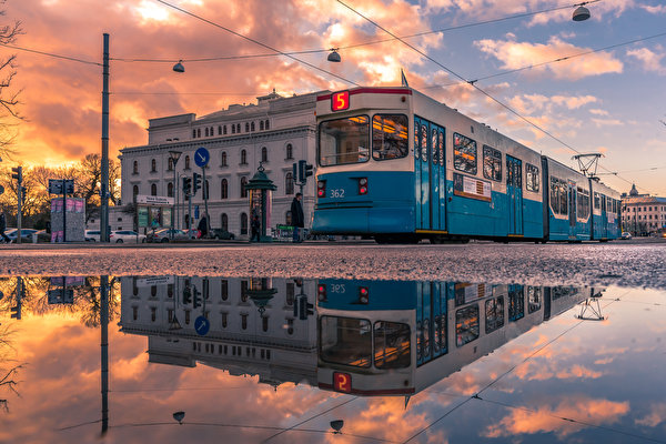 Картинка Трамвай Швеция Лужа Gothenburg город отражается 600x400 лужи Города отражении Отражение