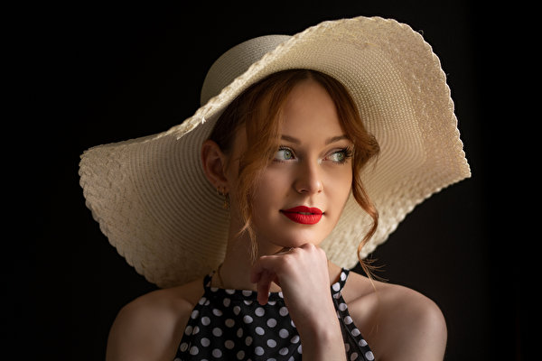 Фотография Alice лица Шляпа девушка Руки Взгляд 600x400 Лицо шляпы шляпе Девушки молодая женщина молодые женщины рука смотрит смотрят