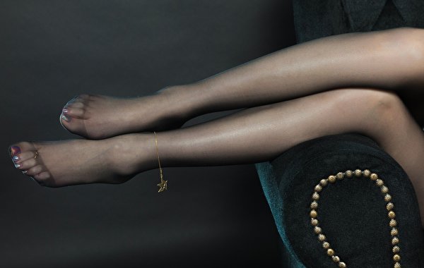 Фото колготках девушка ног Серый фон Крупным планом 600x380 колготок Колготки Девушки молодая женщина молодые женщины Ноги вблизи сером фоне