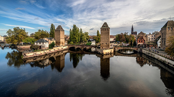 Фотографии Страсбург Франция Башня Ponts Couverts мост город Здания 600x337 башни Мосты Дома Города