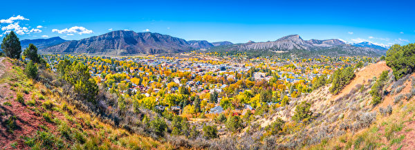 Картинки США панорамная Durango, Colorado Горы Осень Природа Пейзаж Дома 600x217 штаты америка Панорама гора осенние Здания