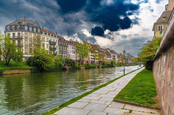 Картинки Страсбург Франция Водный канал Набережная Здания Города облачно 600x399 набережной Дома город Облака облако