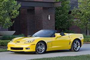 Фотография Chevrolet Желтый Кабриолета Сбоку 2010 Chevrolet Corvette C6 convertible Grand Sport автомобиль