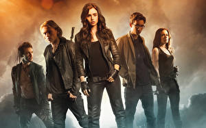 Обои для рабочего стола Мужчина Куртка The Mortal Instruments City of Bones Фильмы Девушки