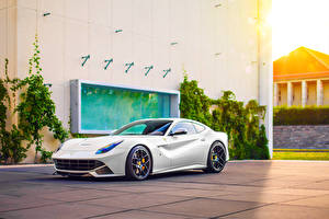 Фотография Феррари Белый Сбоку Дорогие F12 Berlinetta Sport авто