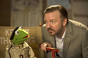 Картинки Мужчины Куклы Бородой Усами Muppets Most Wanted Ricky Gervais Kermit Фильмы Знаменитости