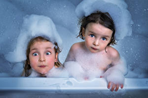 Обои Девочки Двое Ванная Пеной John Wilhelm, Sisters in Foam Дети