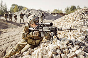 Обои для рабочего стола Солдат Камень Снайперская винтовка training platoon telescopic sight военные