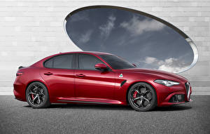 Картинки Альфа ромео Бордовая Сбоку 2015 Giulia Quadrifoglio Verde машина