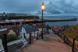 Фото Англия Здания Причалы Лестница Уличные фонари Whitby Города