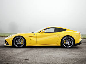 Фото Ferrari Желтый Сбоку F12 berlinetta машина