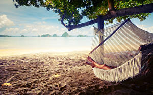 Обои для рабочего стола Море Лето Пляжа Ног Песке Гамаке hammock sand resting relaxing Природа