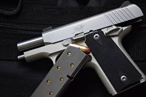 Фотография Пистолетом Крупным планом Пули Kimber Micro 380