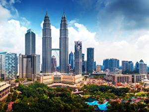 Картинки Малайзия Небоскребы Куала-Лумпур Petronas Towers город