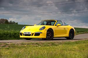 Фото Порше Желтых 2015 911 Targa 4 GTS UK-spec 991 машины