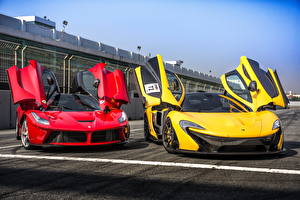 Фото McLaren Вдвоем Открытая дверь 2015 Ferrari 488 GTB 675LT машина