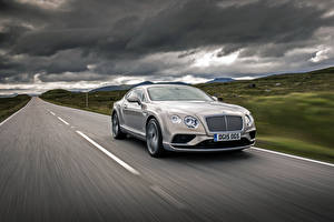 Картинки Бентли Едущая 2015 Continental GT Природа