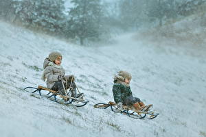 Фото Зимние Сани Двое Снеге Движение Счастье Дети